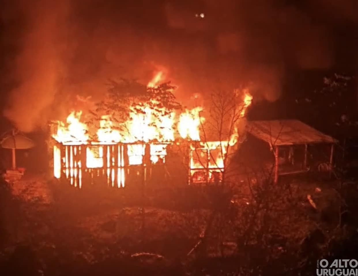 Incêndio consome residência em Iraí