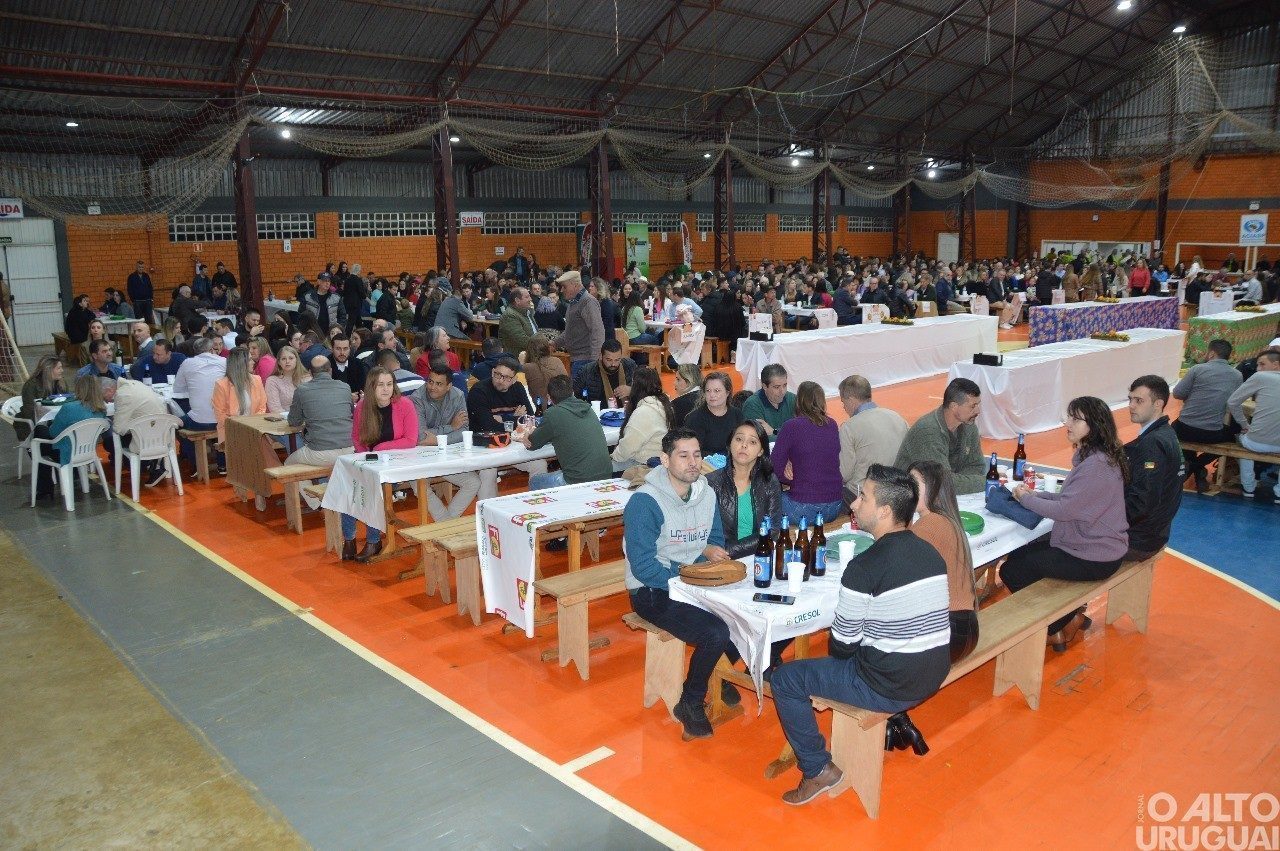 Centenas de pessoas participam da 19ª Festa do Leitão