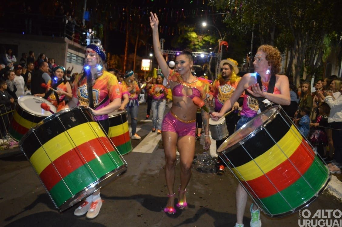 Desfile de rua do Carnaval Regional de Iraí reúne grande público