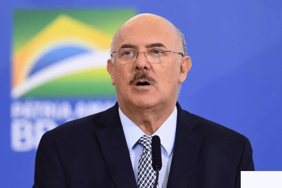 Defesa de Milton Ribeiro consegue habeas corpus e ex-ministro da Educação é solto