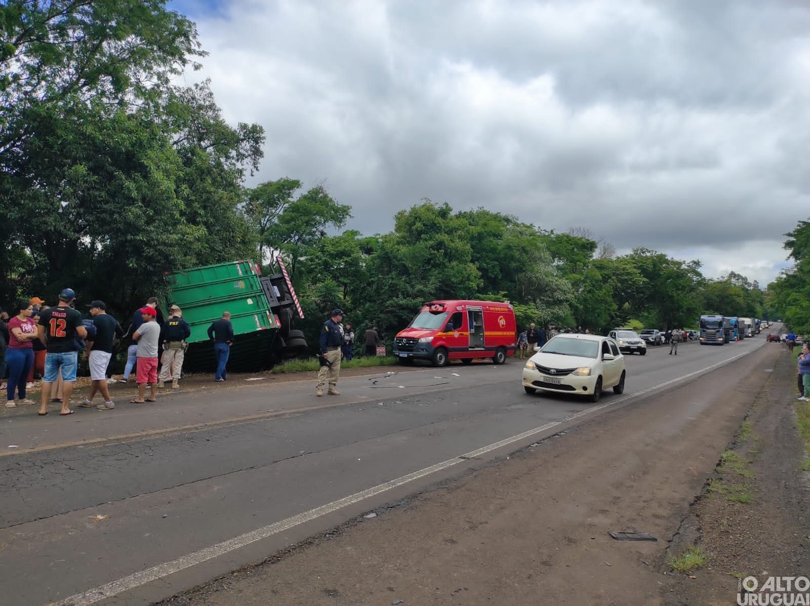 Acidente com três caminhões deixa uma vítima fatal na BR-386
