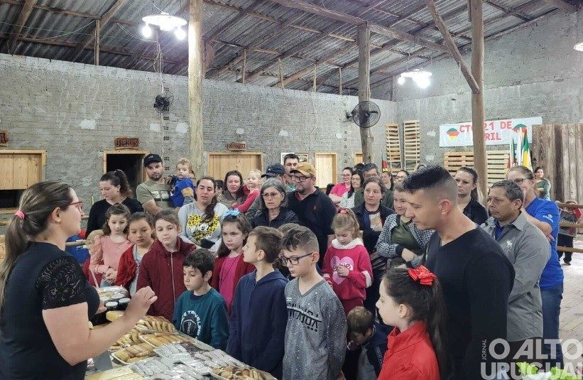 Novo Tiradentes: Feira da Agricultura Familiar é realizada no CTG 21 de Abril