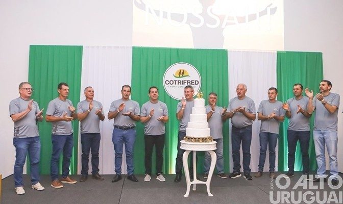 Colaboradores da Cotrifred recebem homenagem