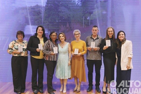Escola Afonso Pena de FW recebe prêmio do Ideb 2023 em Porto Alegre