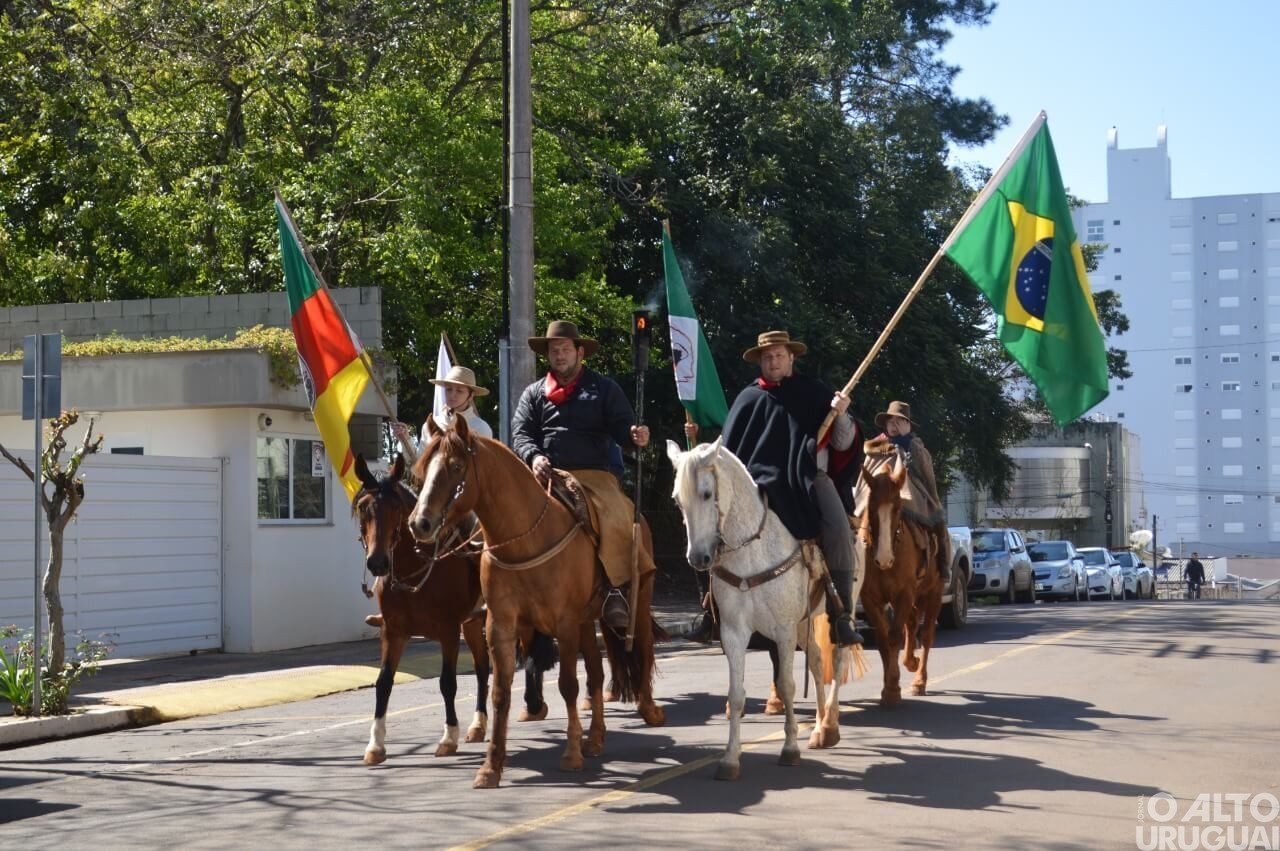 Grupo de cavalarianos entrega centelha da chama crioula na BM de FW