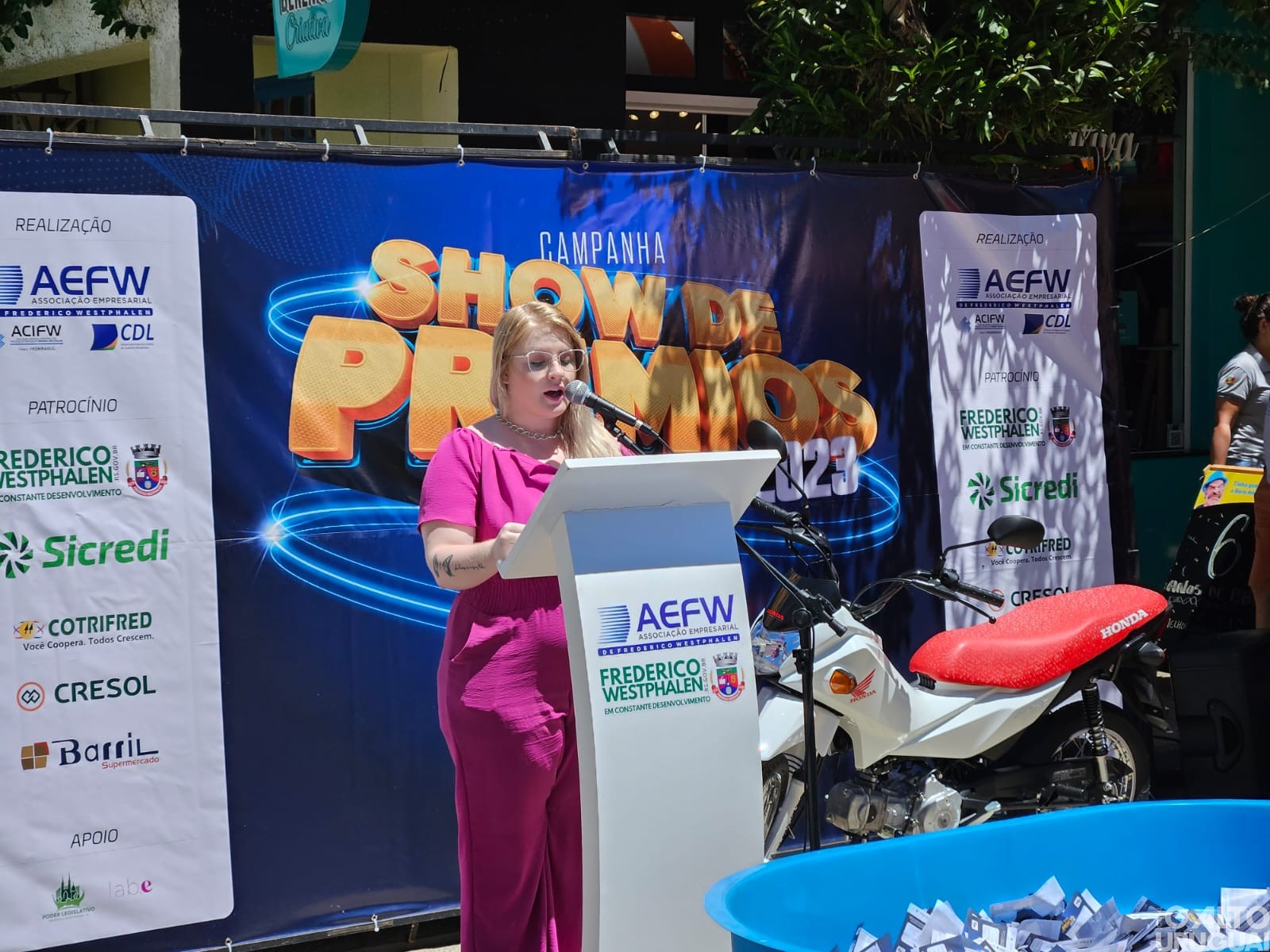 Show de Prêmios: ganhadora da primeira moto é da cidade de FW