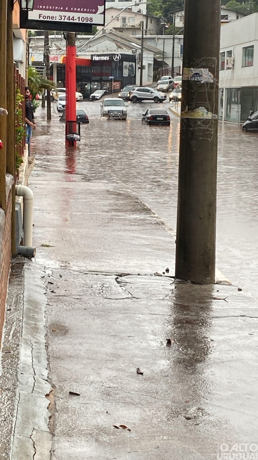 Equipes da Prefeitura de FW trabalham para amenizar estragos