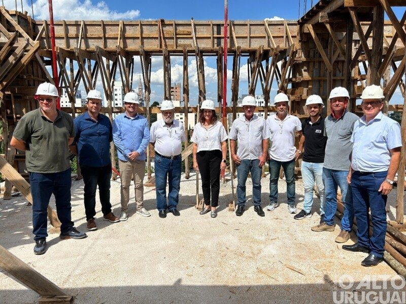 Prefeito de FW visita a obra da Oncologia do HDP