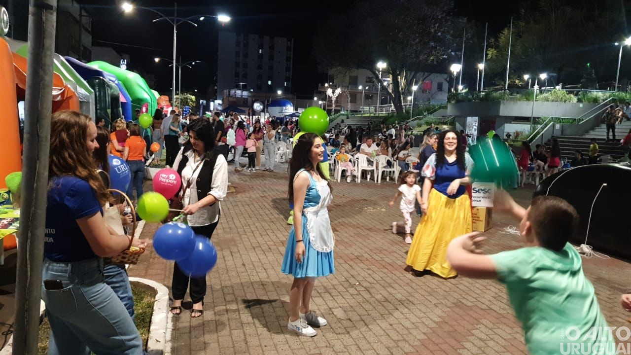 Noite do Consumidor reúne famílias com atividades e cinema ao ar livre no Largo Vitalino Cerutti