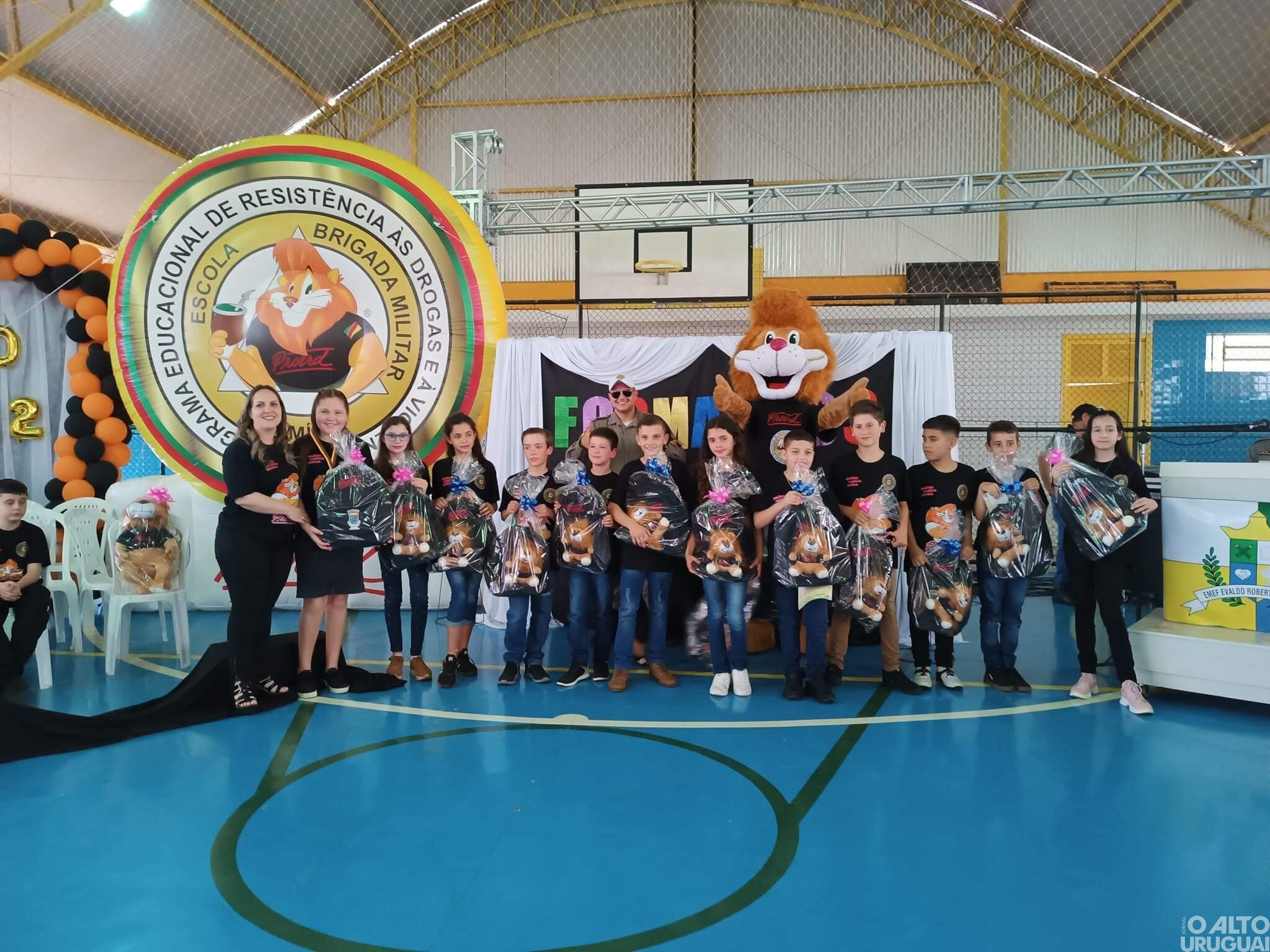 Estudantes de Rodeio Bonito recebem certificado de formação do Proerd