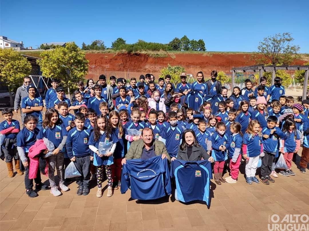 Executivo de Jaboticaba entrega uniformes para alunos