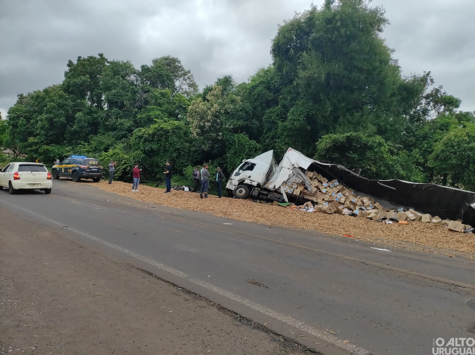 Acidente com três caminhões deixa uma vítima fatal na BR-386