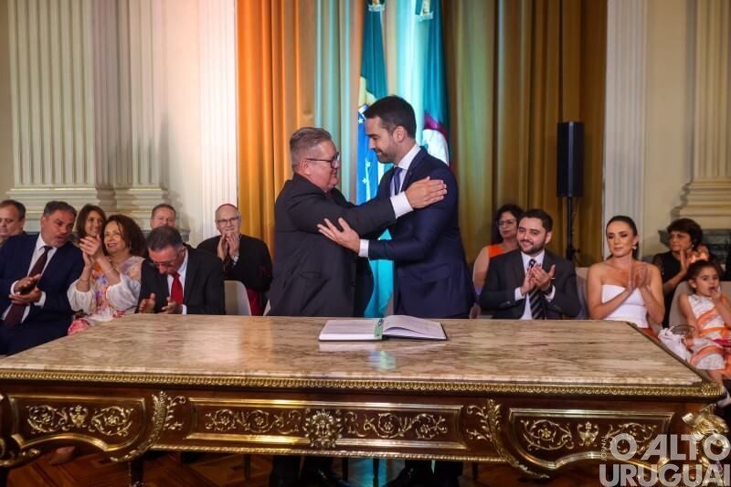 Eduardo Leite recebe cargo de governador de Ranolfo Vieira Júnior no Palácio Piratini