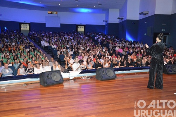Mais de 800 pessoas participam de palestra com Leila Ama em FW