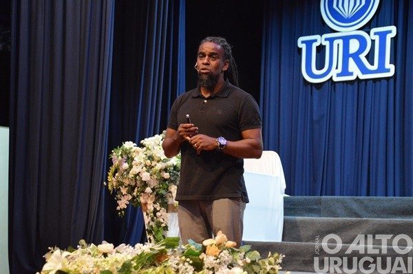 Tinga lota salão da URI/FW em palestra