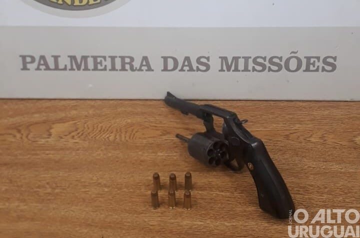 Porte ilegal de arma de fogo resulta na prisão de uma mulher
