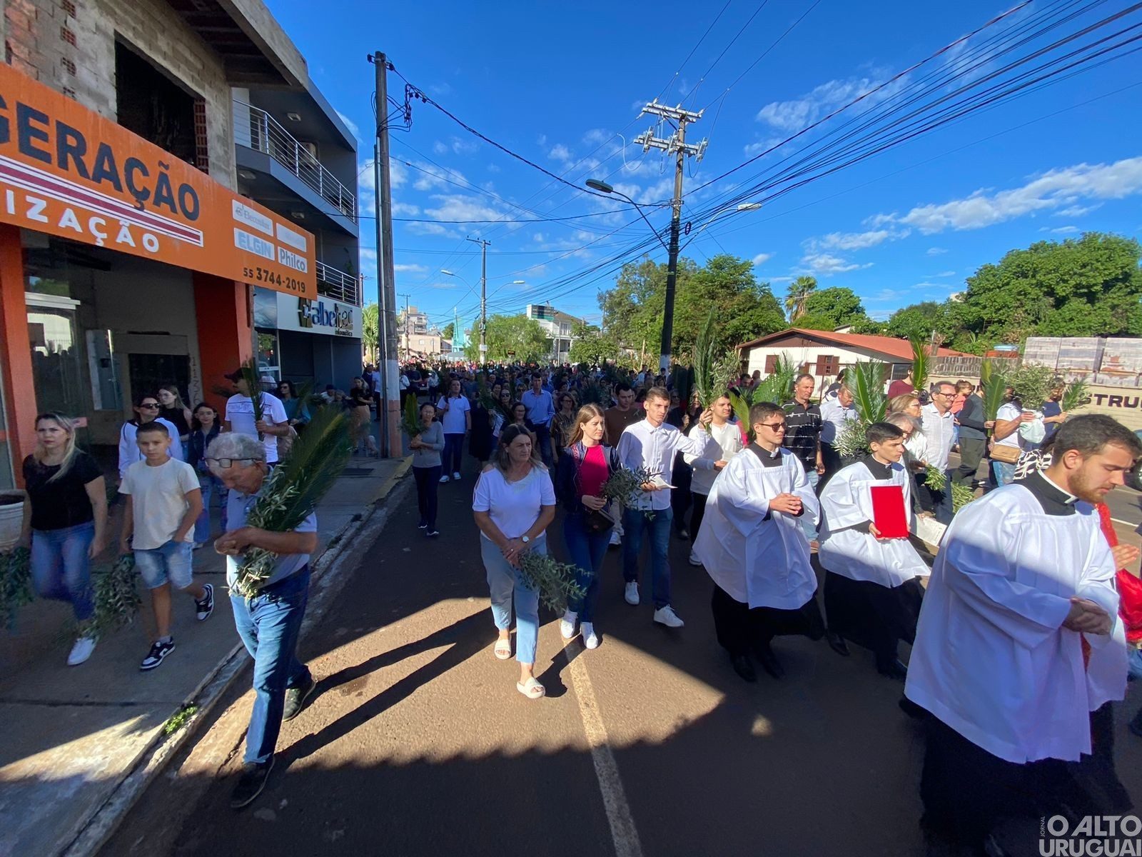 Dezenas de fiéis participam da Procissão de Ramos em FW