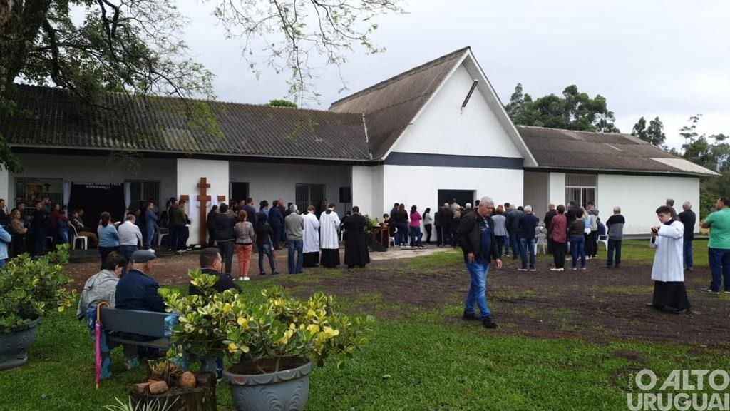 Missas e visitas relembram entes queridos nesse Dia de Finados