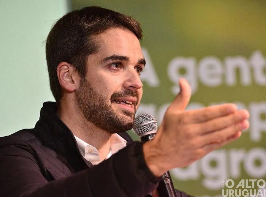 Eduardo Leite sanciona projeto que extingue a pensão vitalícia a ex-governadores