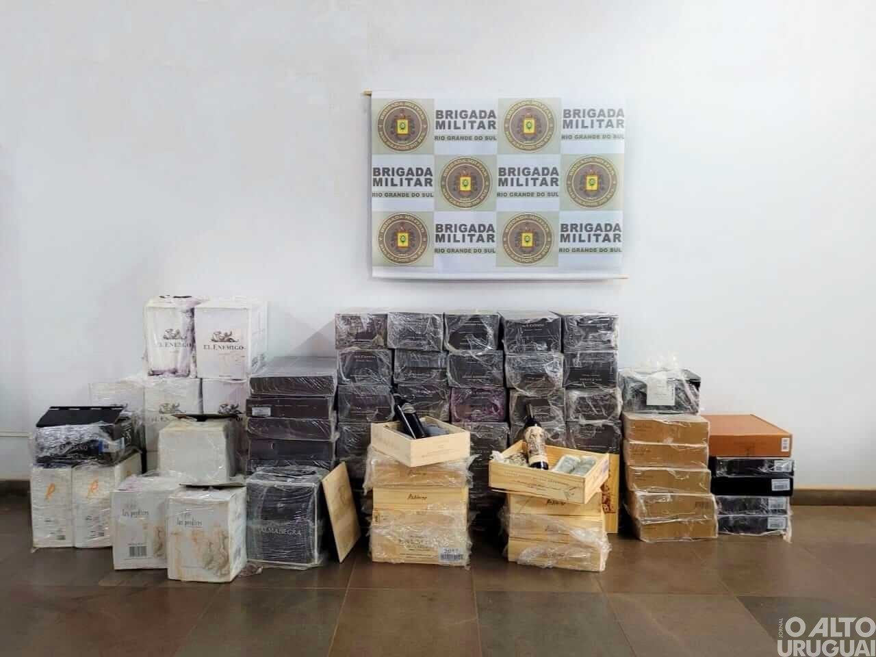 Dupla é presa por descaminho após ser pega transportando 470 garrafas de vinho