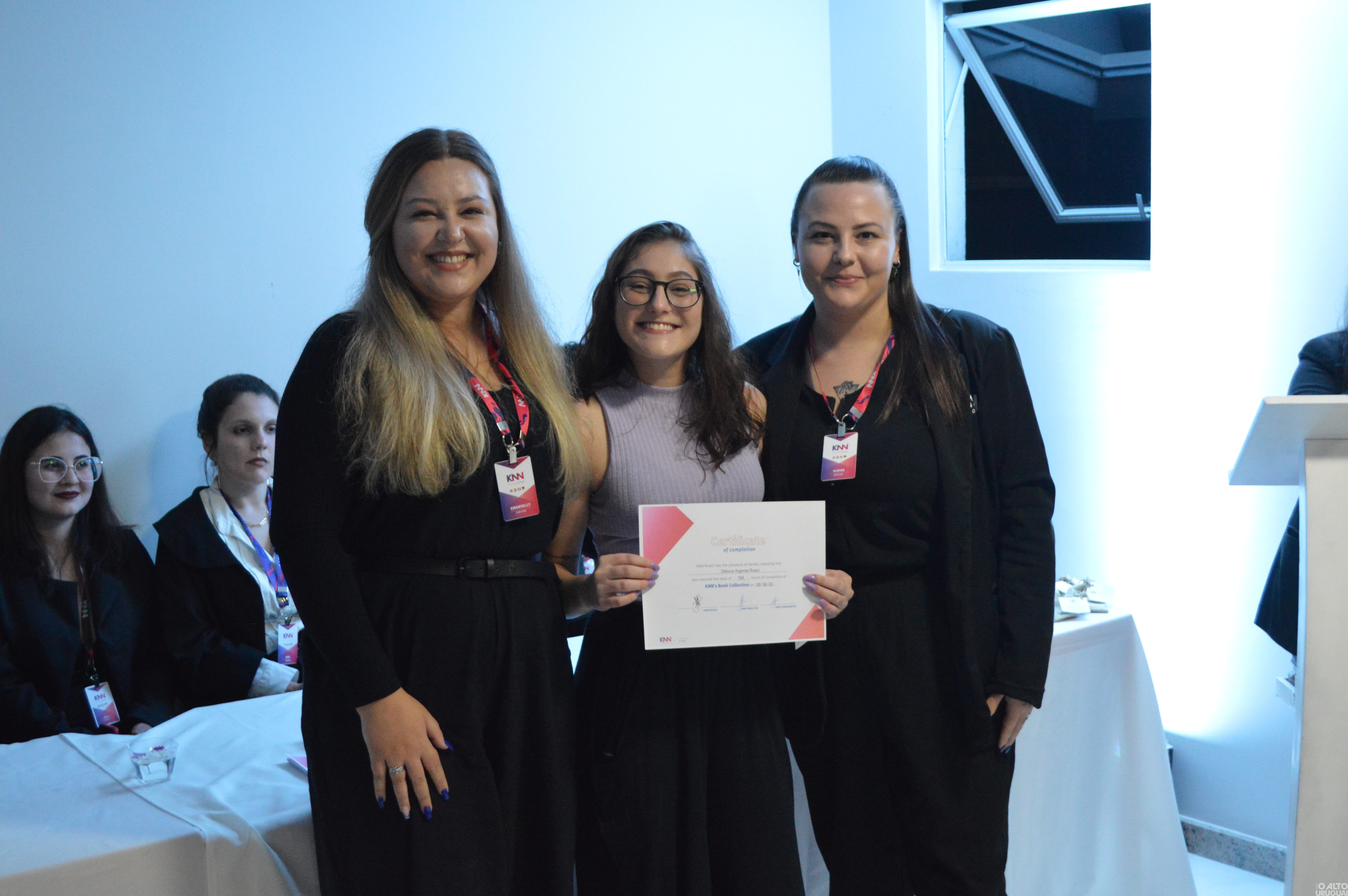 Com cerca de 400 alunos a KNN forma suas primeiras turmas de inglês em FW