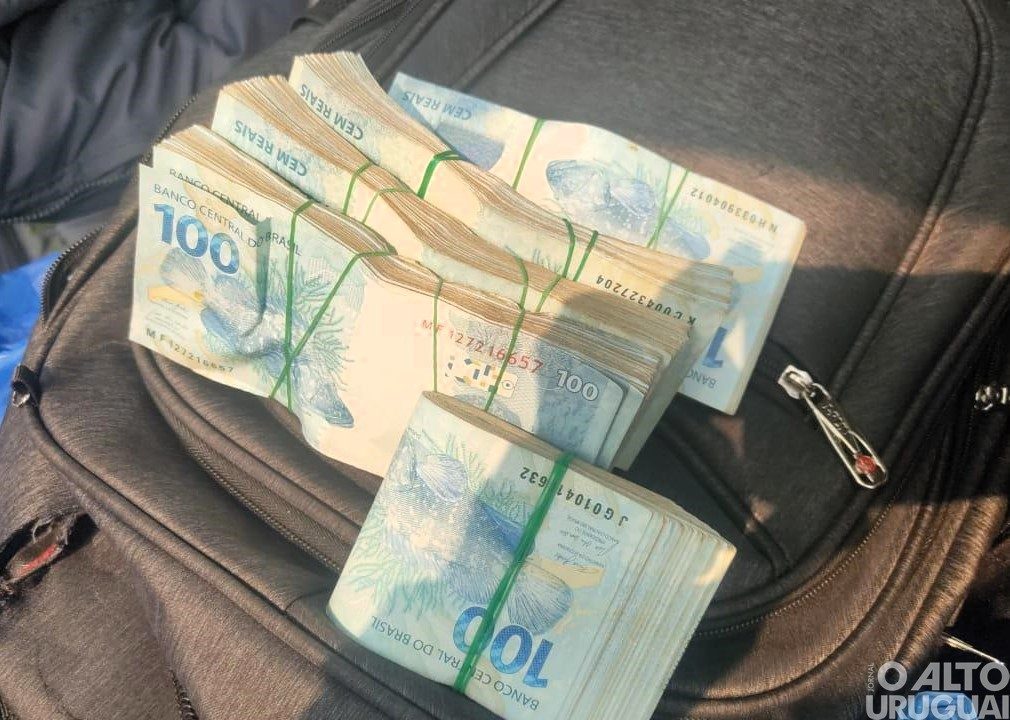 PRF encontra mais de R$ 280 mil sem comprovação em picape com placas de FW