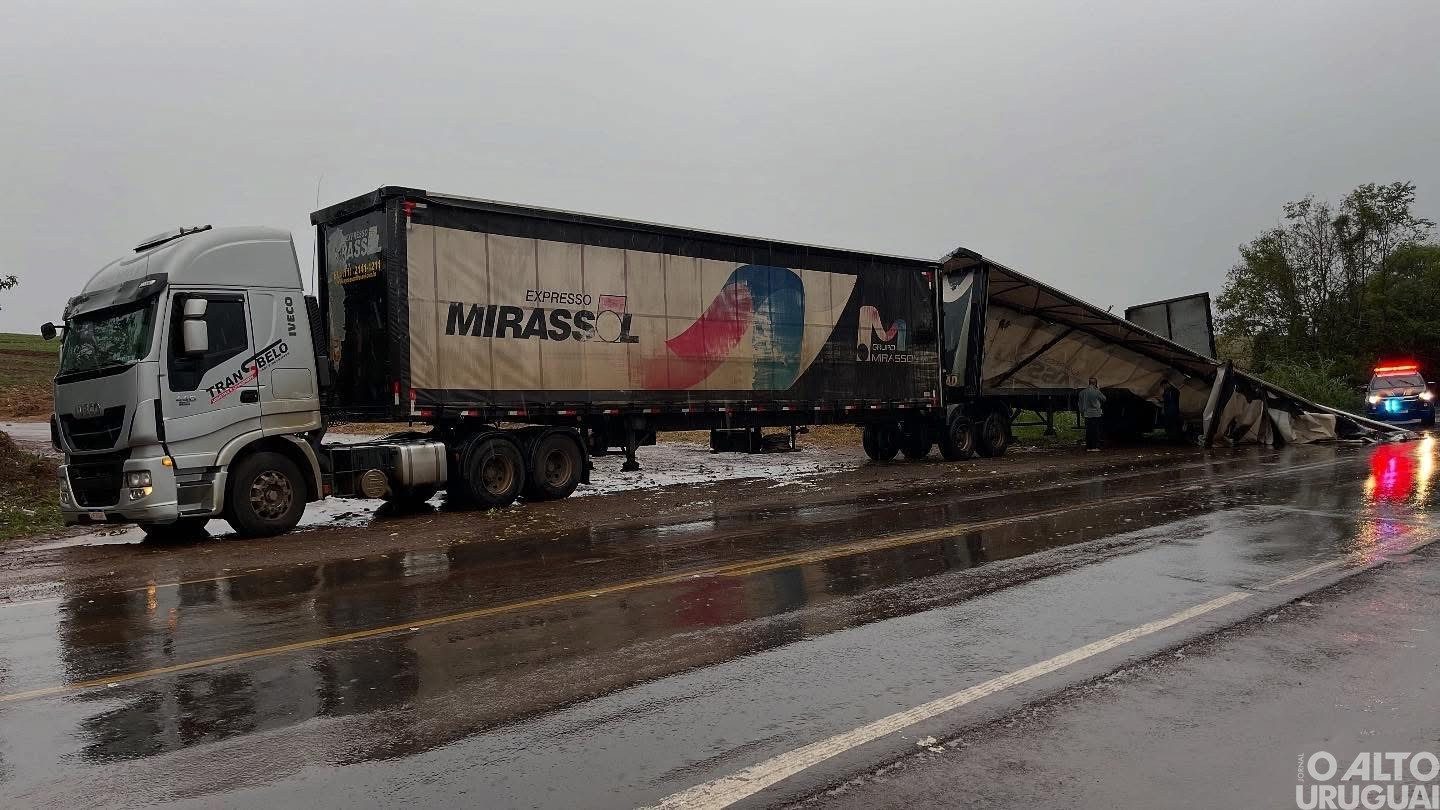 Rajadas de vento arrancam lona de carreta e causam transtornos na BR-386 em Seberi