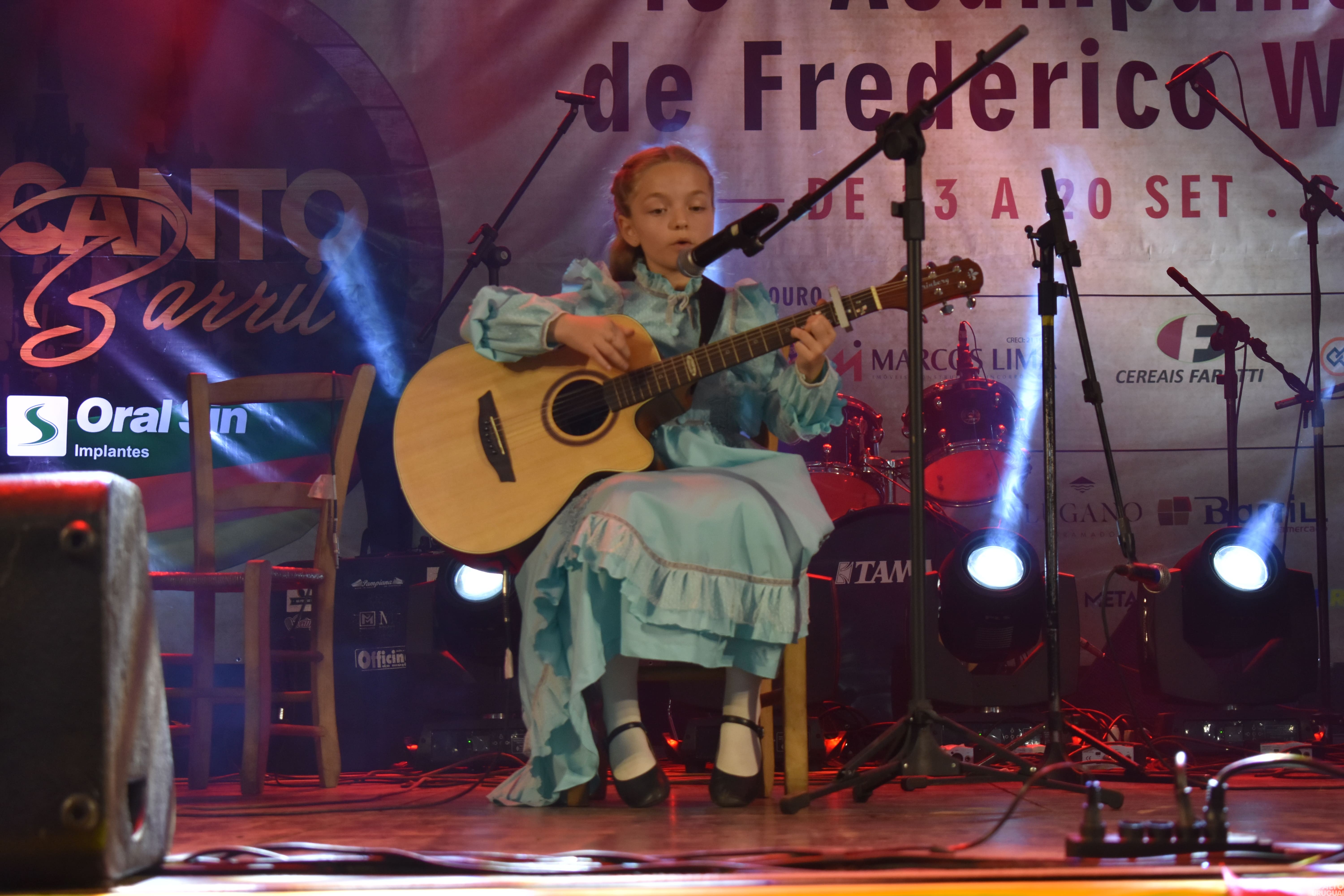 Primeira noite do Canto do Barril reúne grande público