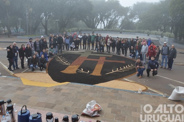 Confecção dos tapetes de Corpus Christi mobiliza católicos em FW