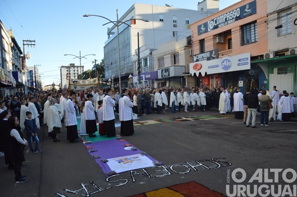 Confecção dos tapetes de Corpus Christi mobiliza católicos em FW