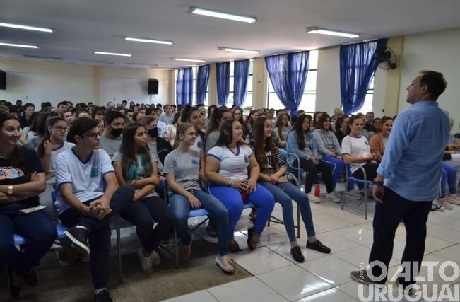 Palmitinho: escola leva médico para falar sobre o tabagismo