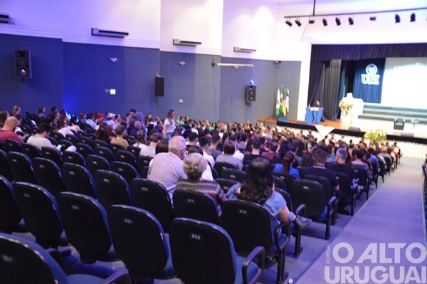Tinga lota salão da URI/FW em palestra