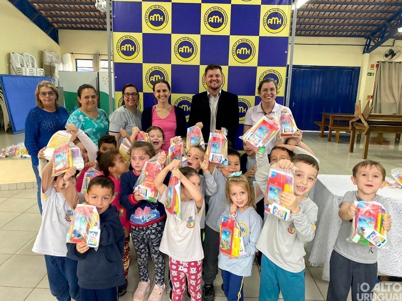 Alunos da Rede Municipal de Ensino de Seberi recebem kit escolar