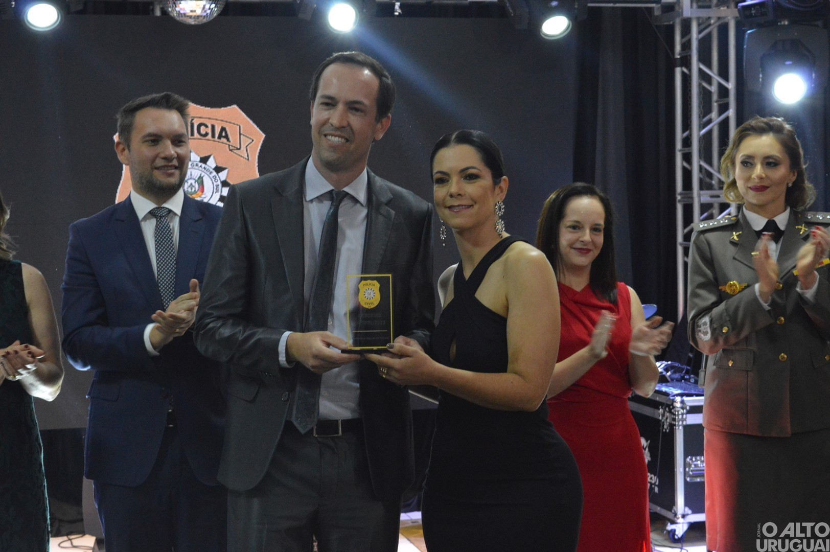 Baile Golden Night homenageia parceiros da Polícia Civil