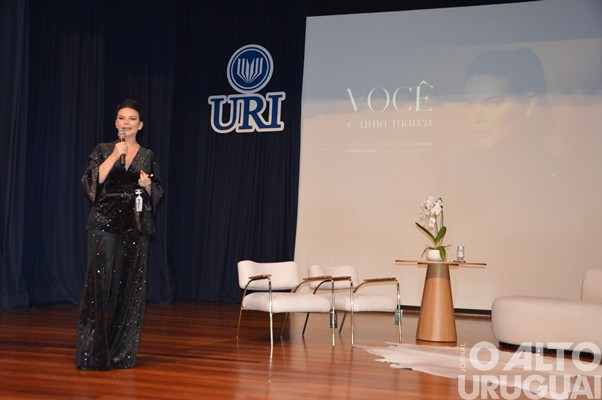 Mais de 800 pessoas participam de palestra com Leila Ama em FW