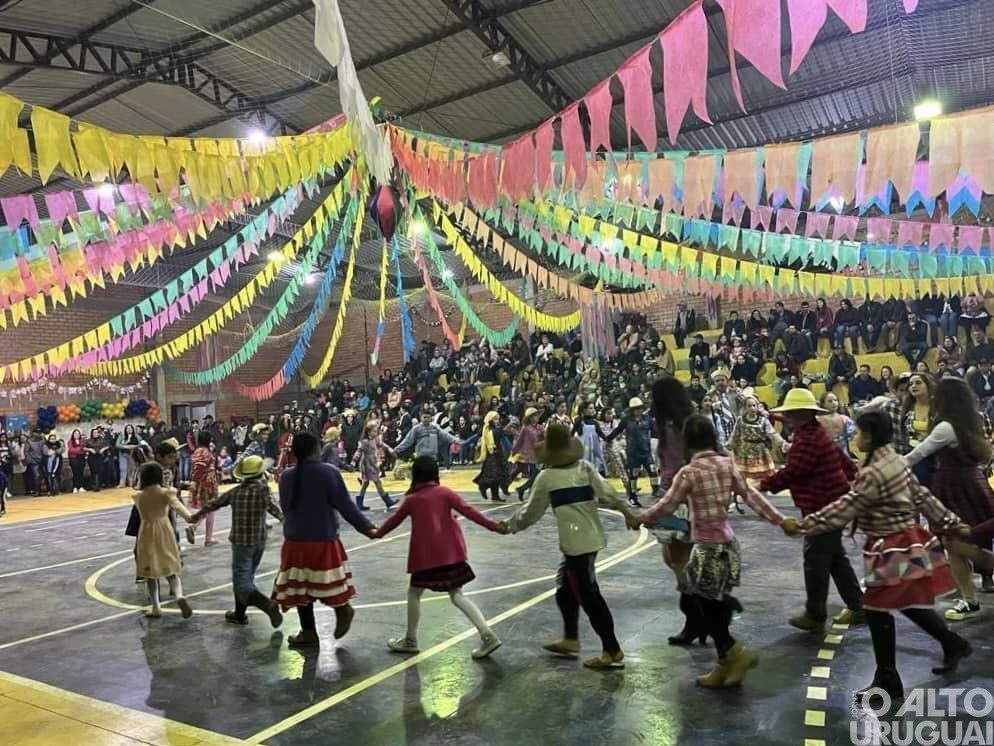 As tradicionais festas juninas são realizadas nas escolas do município de Caiçara