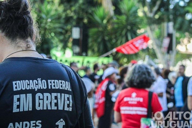 Sindicatos rejeitam proposta do governo e greve continua