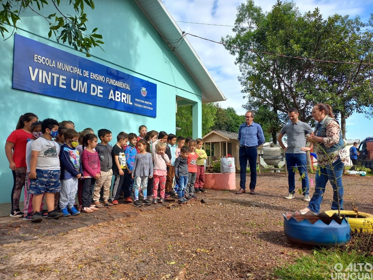Secretaria de Educação de FW realiza entrega de uniformes e notebooks na rede municipal