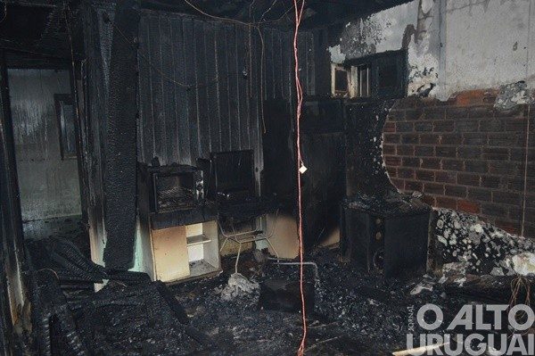 Família pede ajuda após casa ser destruída pelo fogo em FW