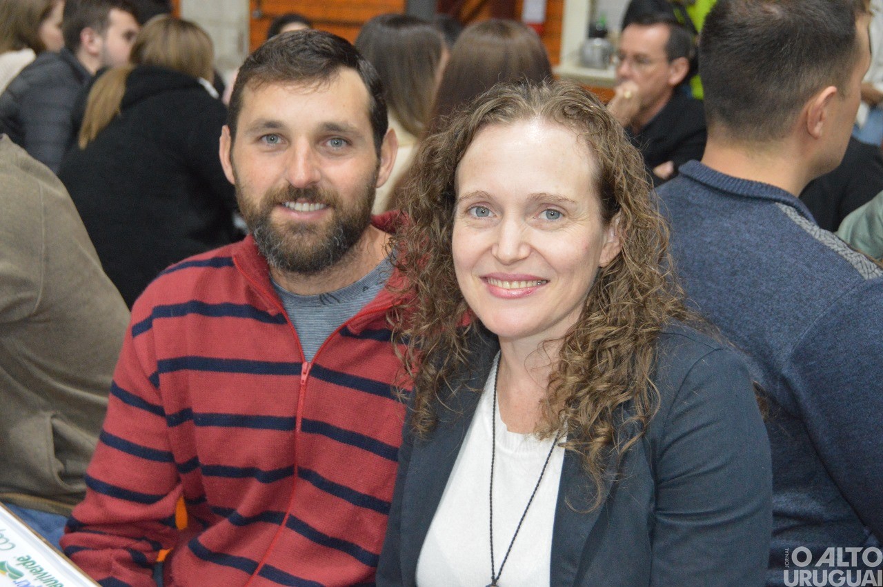 Centenas de pessoas participam da 19ª Festa do Leitão