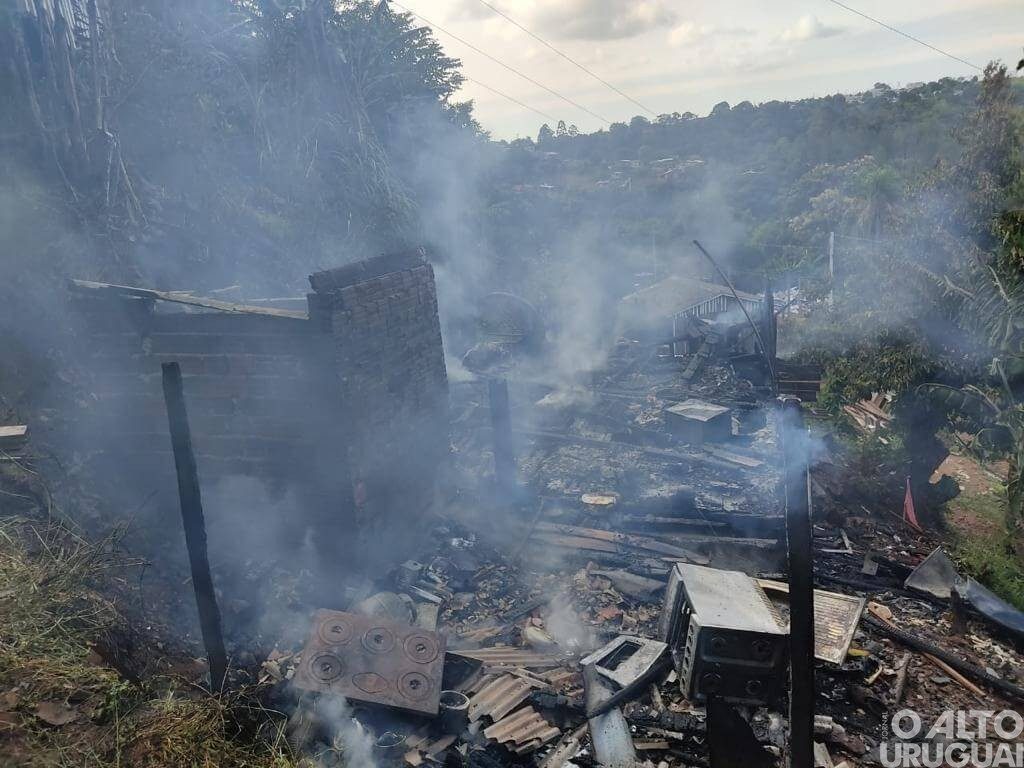 Polícia prende homem que ateou fogo na própria residência e agrediu bombeiro