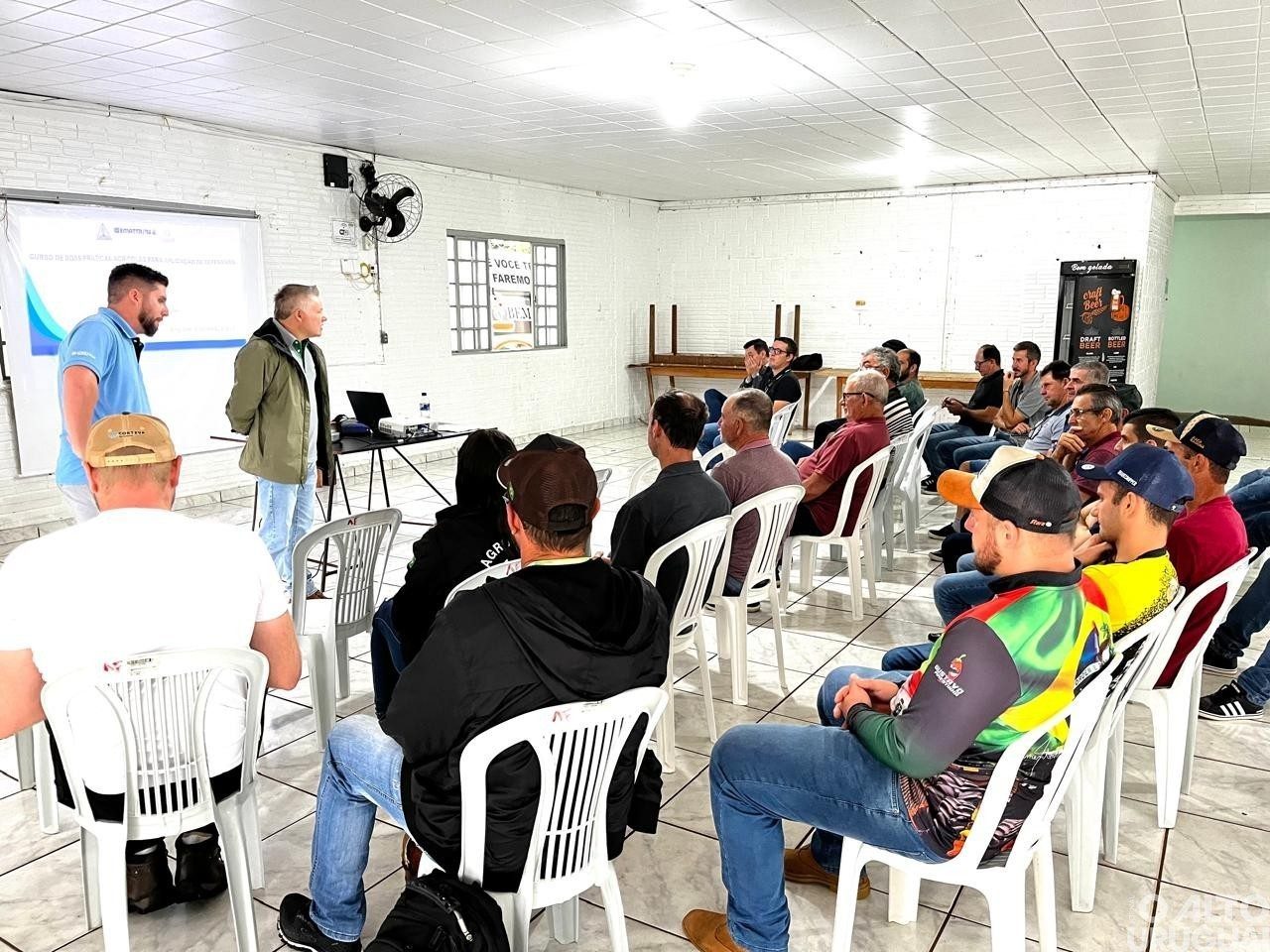Produtores da Cotrifred recebem capacitação sobre uso de defensivos hormonais