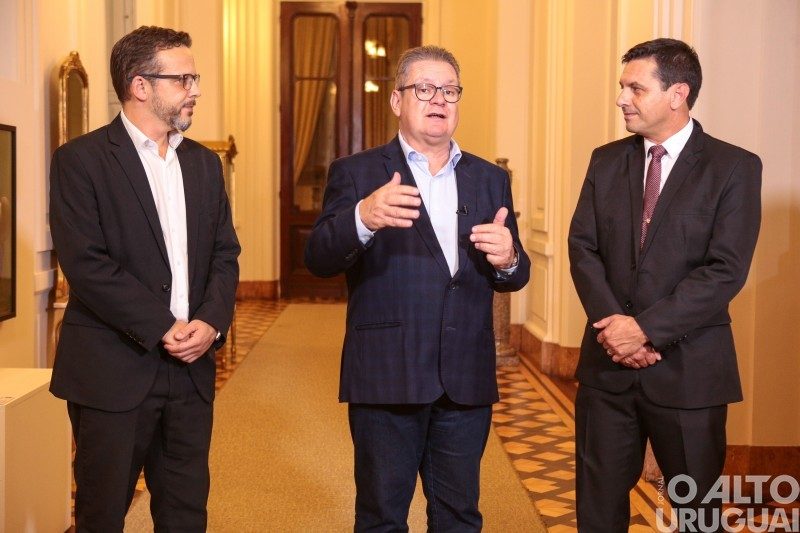 Governador anuncia projeto para diminuir fila de emissão de CNH