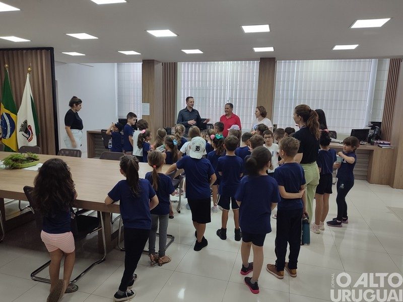 Alunos da Escola da URI visitam Câmara de Vereadores de FW