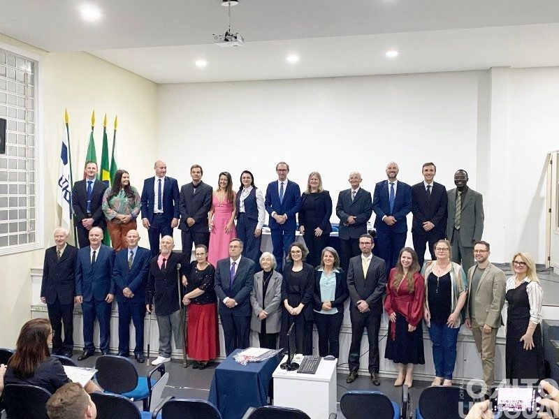 Diretora da URI/FW toma posse como presidente da Academia Frederiquense de Letras