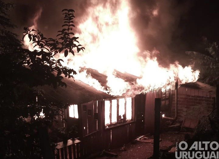 Residência pega fogo e família perde tudo em Iraí