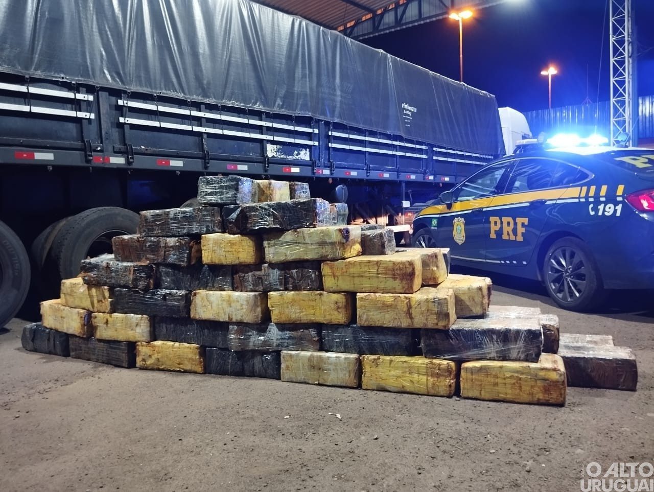 PRF apreende carreta com mais de uma tonelada de maconha