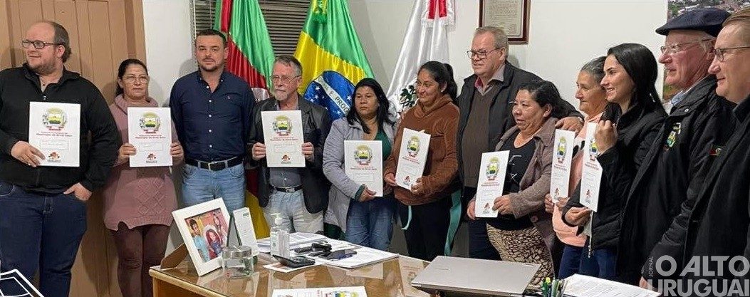 Mais de 100 matrículas de propriedades são entregues em Erval Seco