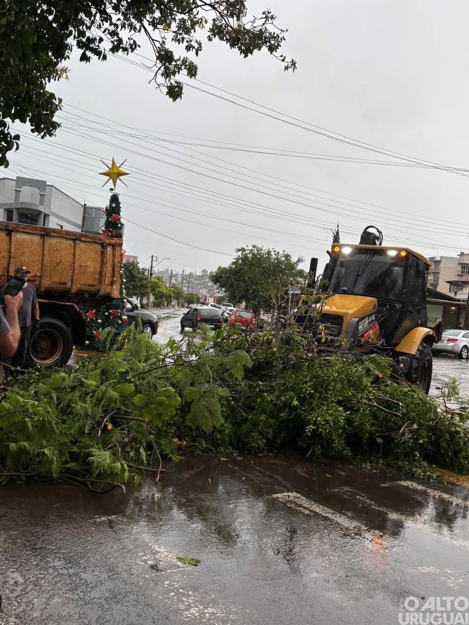 Equipes da Prefeitura de FW trabalham para amenizar estragos