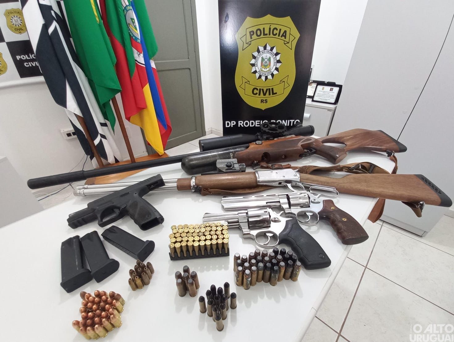 Polícia Civil de Rodeio Bonito apreende armas e munições